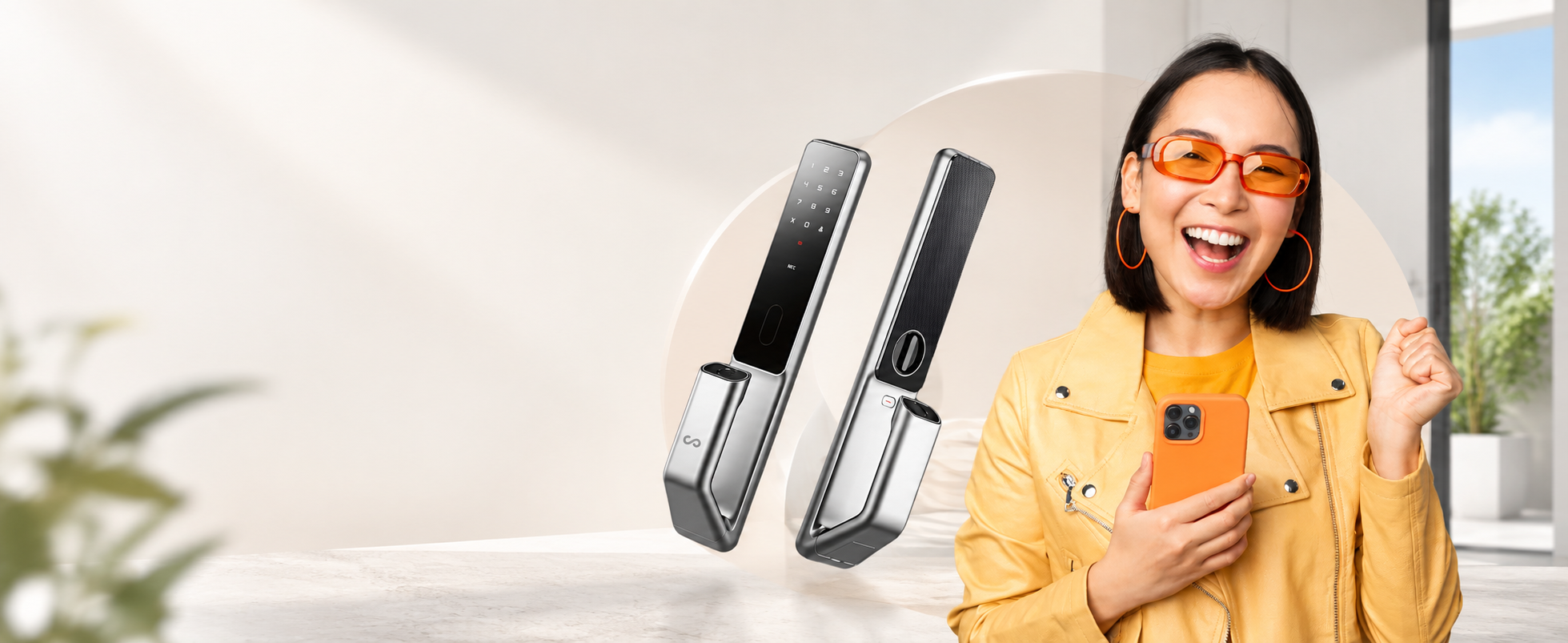 Serrures intelligentes IVOO et une cliente souriante avec son téléphone dans un intérieur lumineux